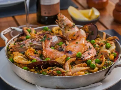 Quais são os ingredientes da paella? Receita valenciana leva carnes e frutos do mar