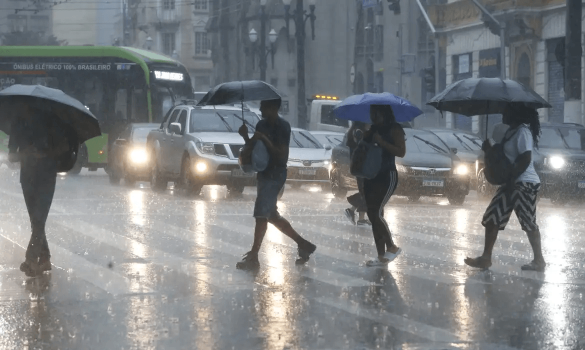 Previsão do tempo: fim de semana de calor e pancadas de chuva em boa parte do Brasil