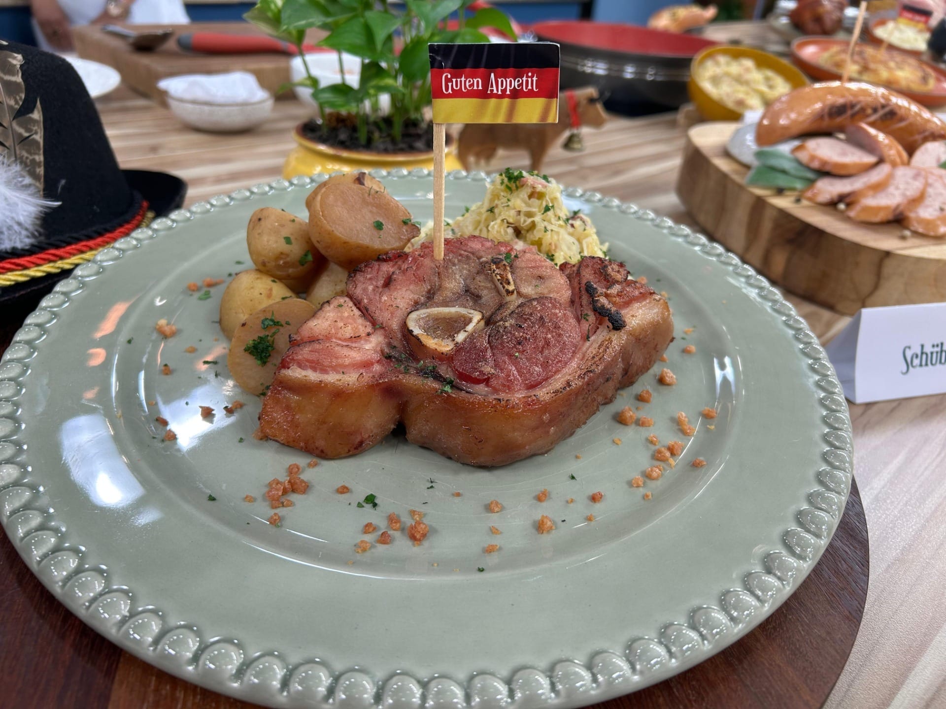 Joelho suíno com chucrute e batata dos chefs Hanspeter Hafeli e Edilene Oliveira | Band Receitas