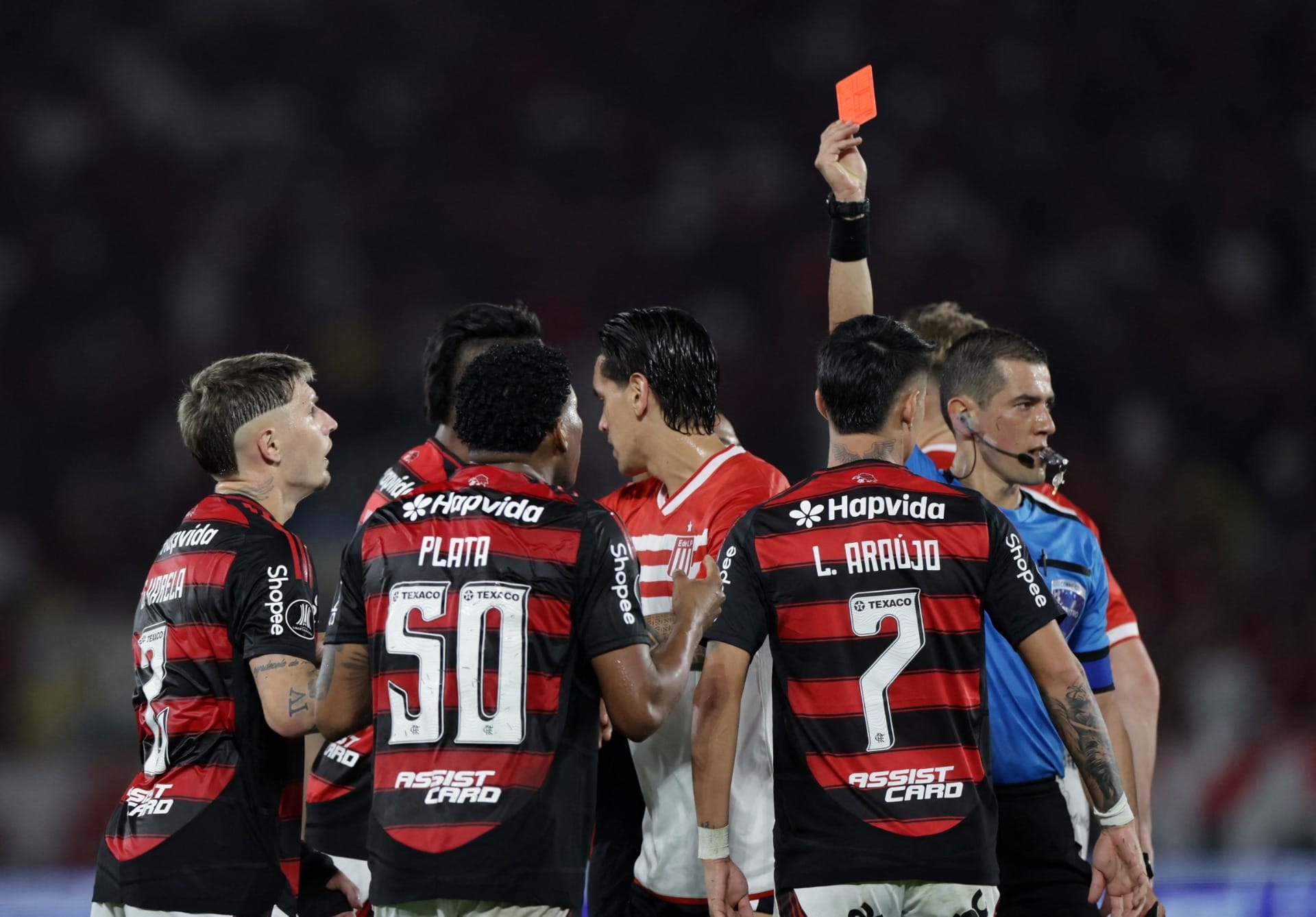 Jogadores do Flamengo acusam 4º árbitro de interferência no jogo contra o Estudiantes