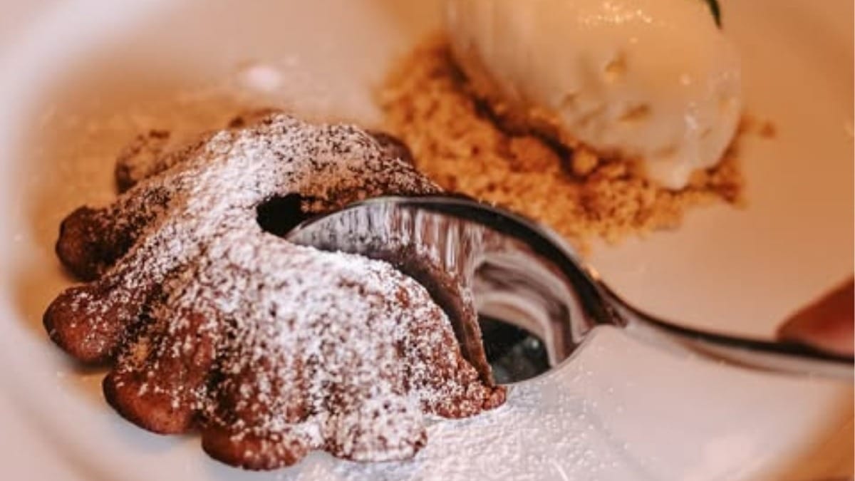 Clássico petit gateau de Erick Jacquin. Acompanha sorvete e sai por R$35 (Reprodução/Instagram)