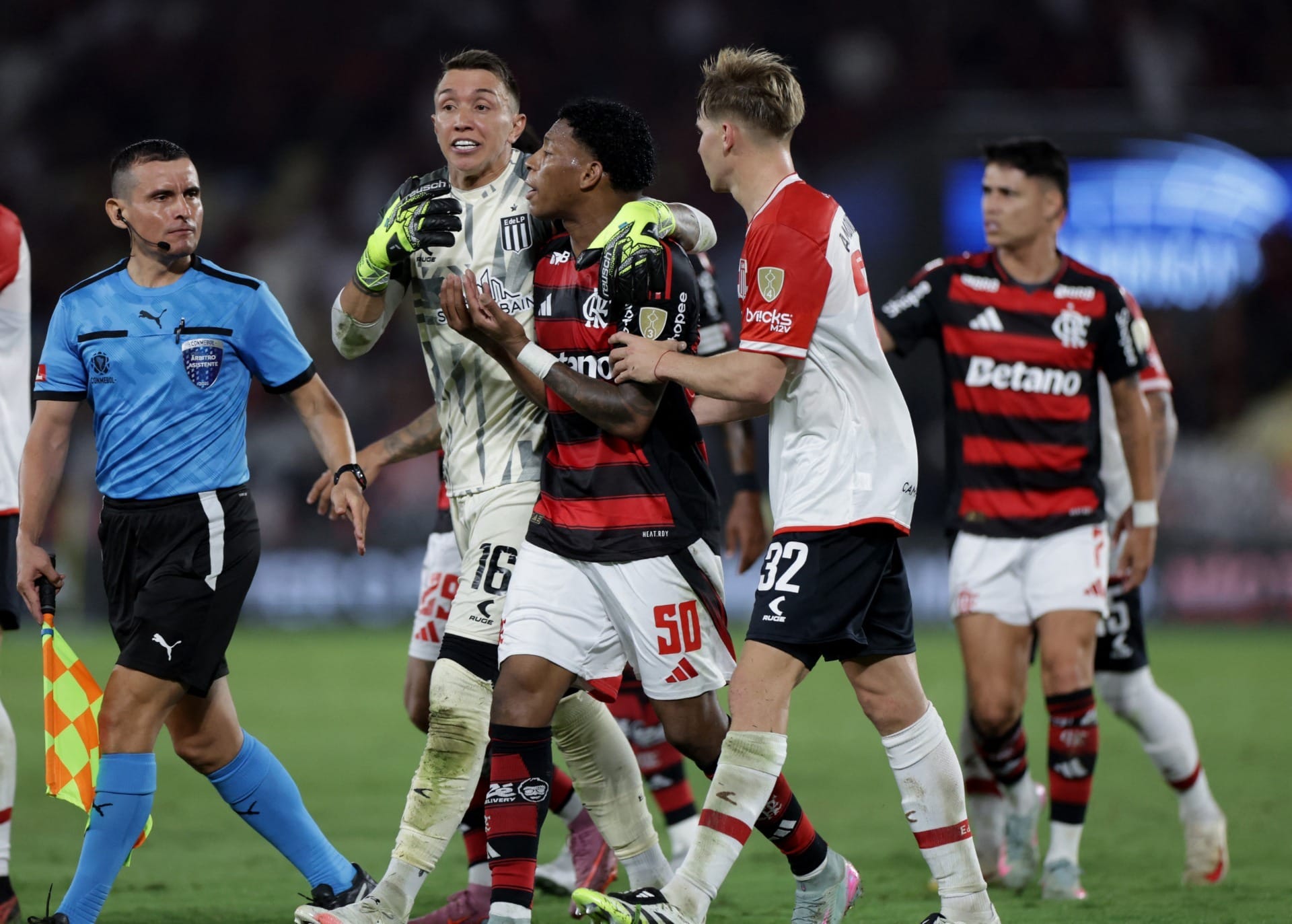 Conmebol acata recurso do Flamengo, anula expulsão e Plata encara Estudiantes em La Plata
