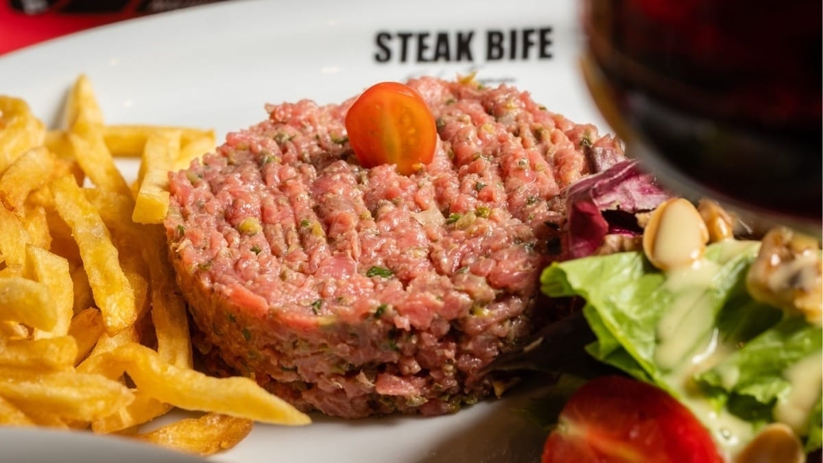 Steak tartare de Erick Jacquin acompanha fritas e salada e custa R$109 (Reprodução/Instagram)