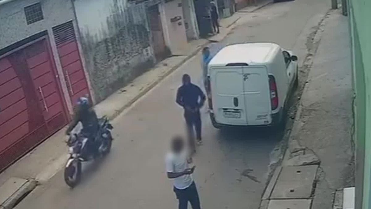 Entregador pula de carro em movimento para escapar de sequestro em Itapevi