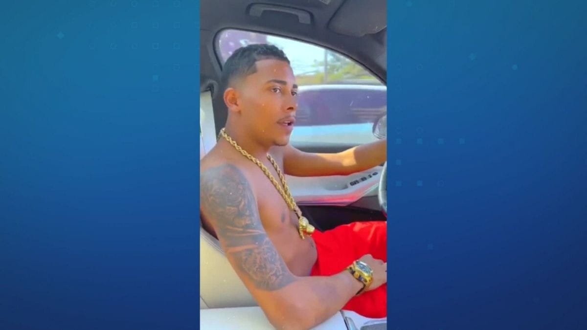 Carro de MC Poze é devolvido três horas após roubo no Rio