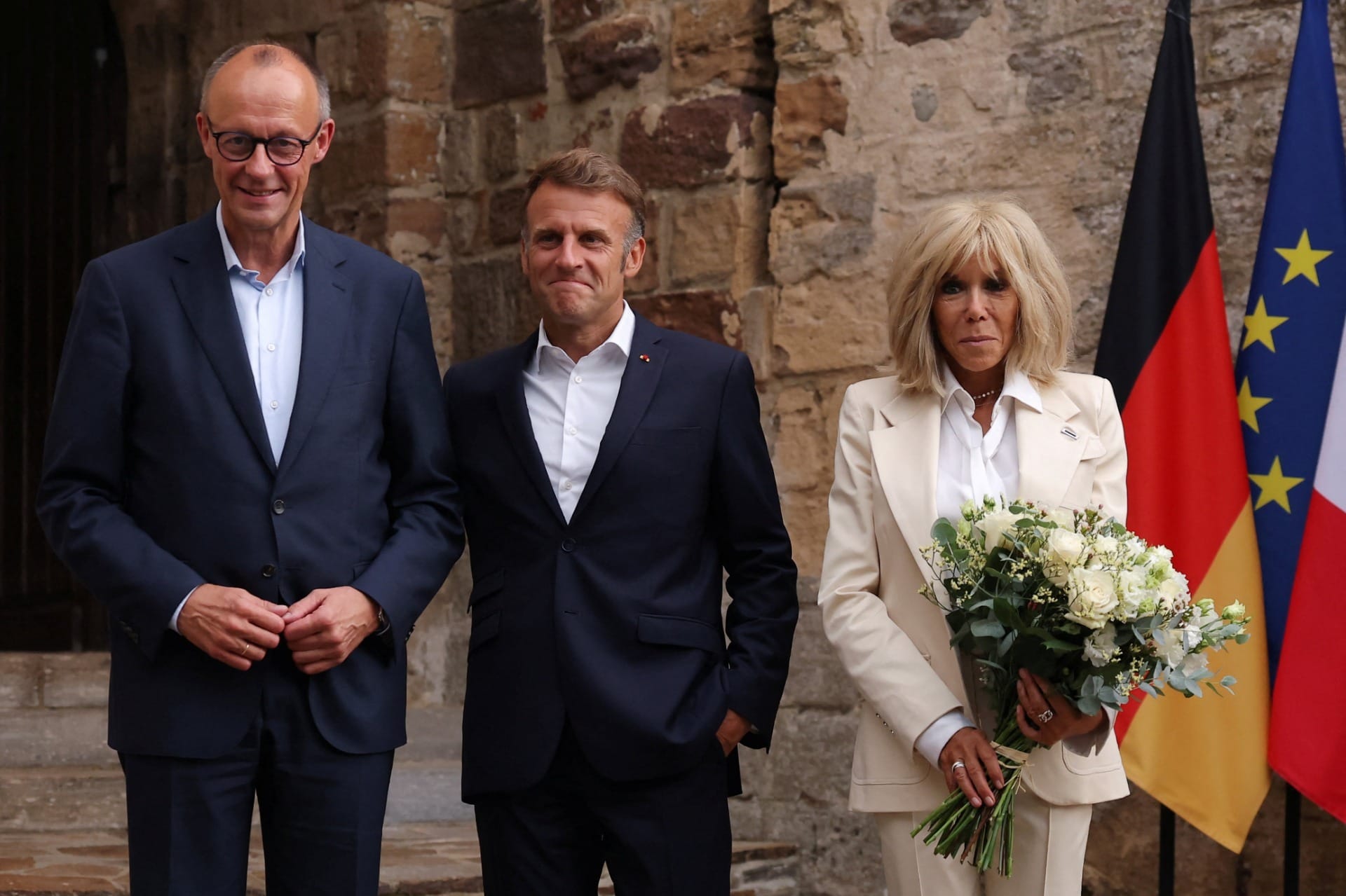 Entenda por que a primeira-dama da França terá que provar aos EUA que é mulher