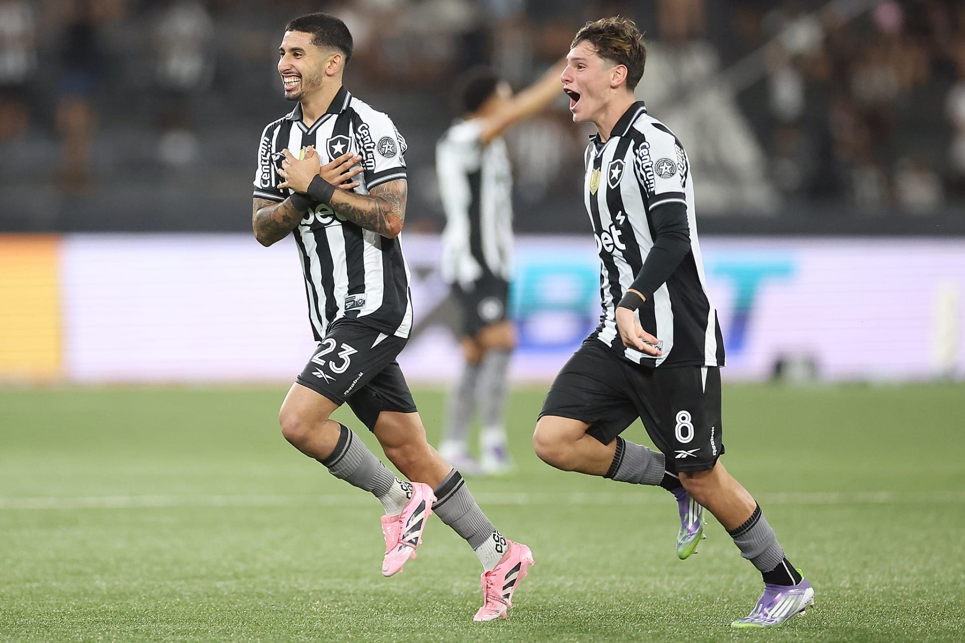 Botafogo fica com com um a menos, mas bate Atlético-MG e entra no G4