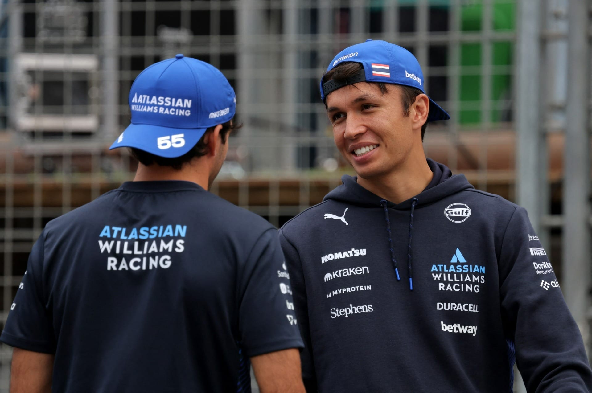 Albon se diz "frustrado" com P13, mas valoriza pódio de Sainz no GP do Azerbaijão