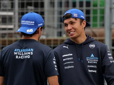 Albon se diz "frustrado" com P13, mas valoriza pódio de Sainz no GP do Azerbaijão