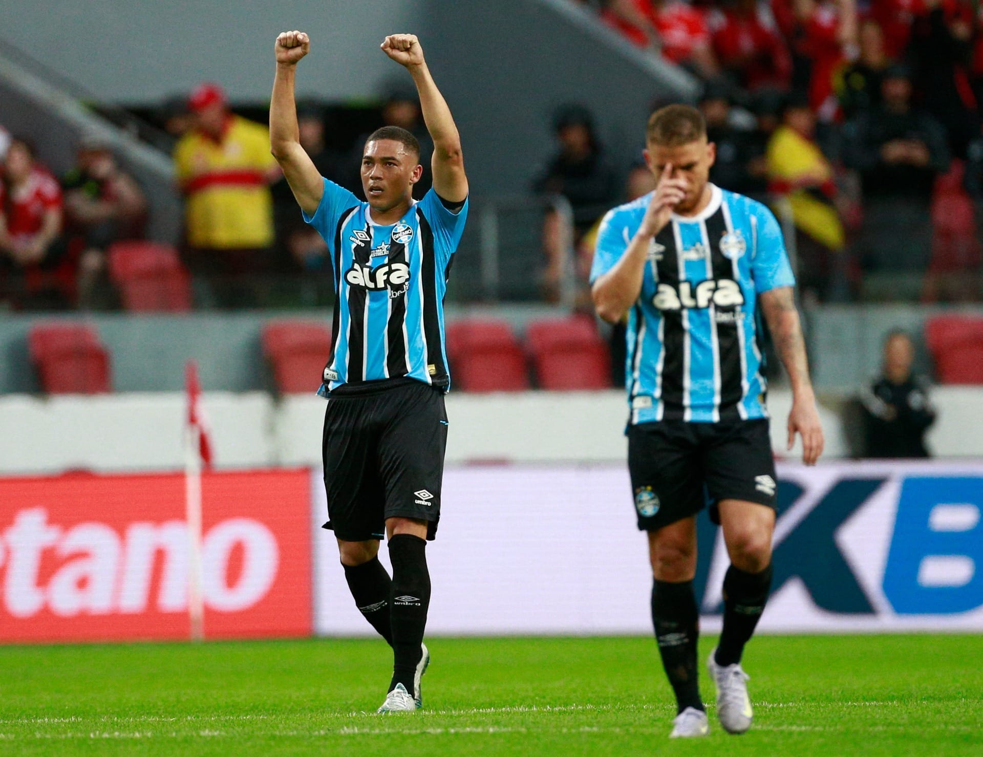 Internacional perde pênalti no último lance, e Grêmio vence "Gre-Nal do desespero"