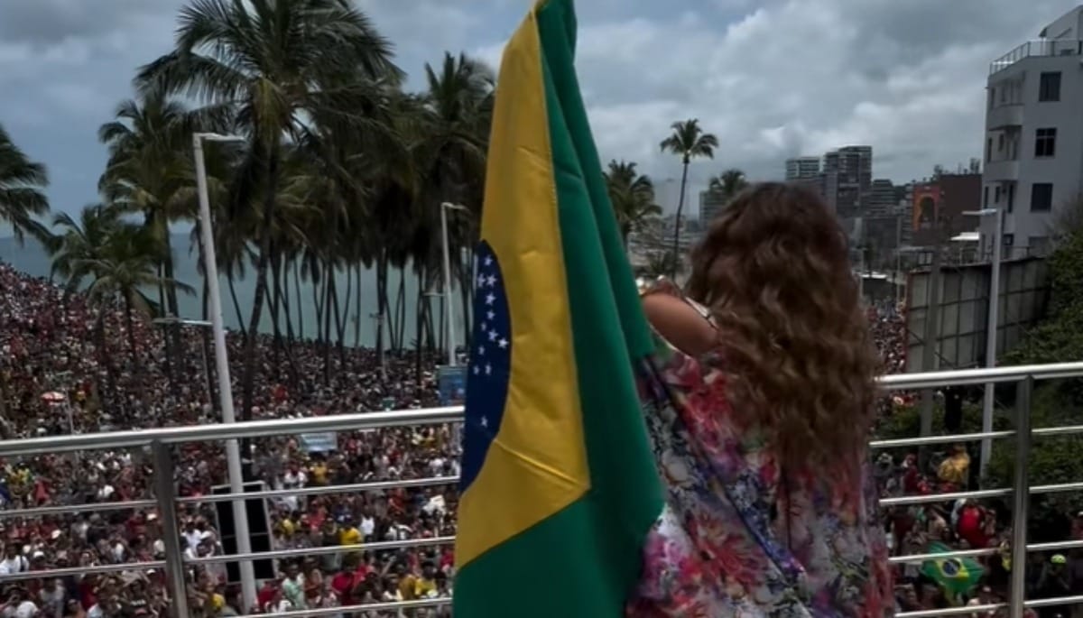 Daniela Mercury comanda ato contra PEC da Blindagem em Salvador