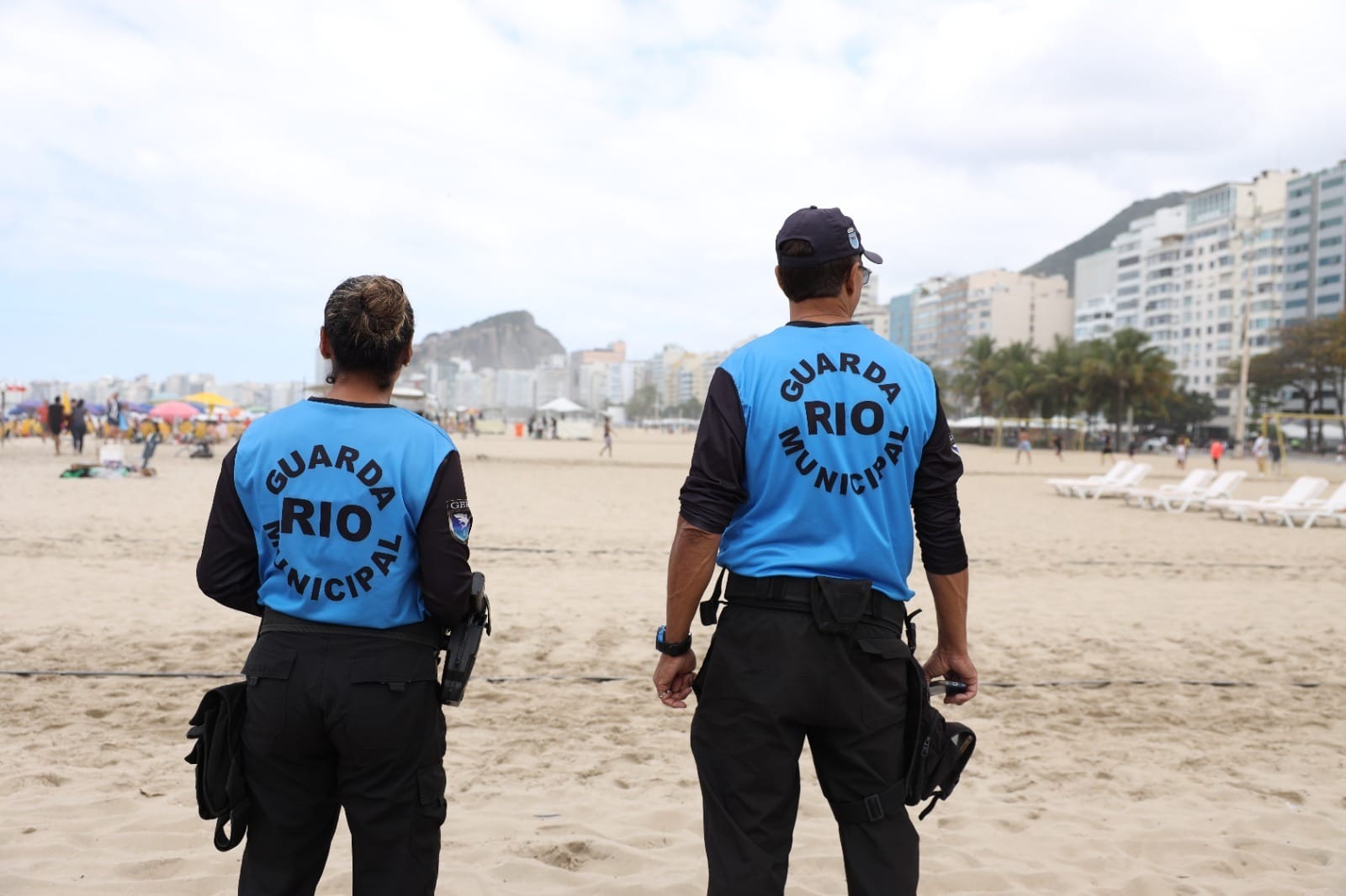 Menina perdida na Praia de Copacabana é encontrada por guardas municipais
