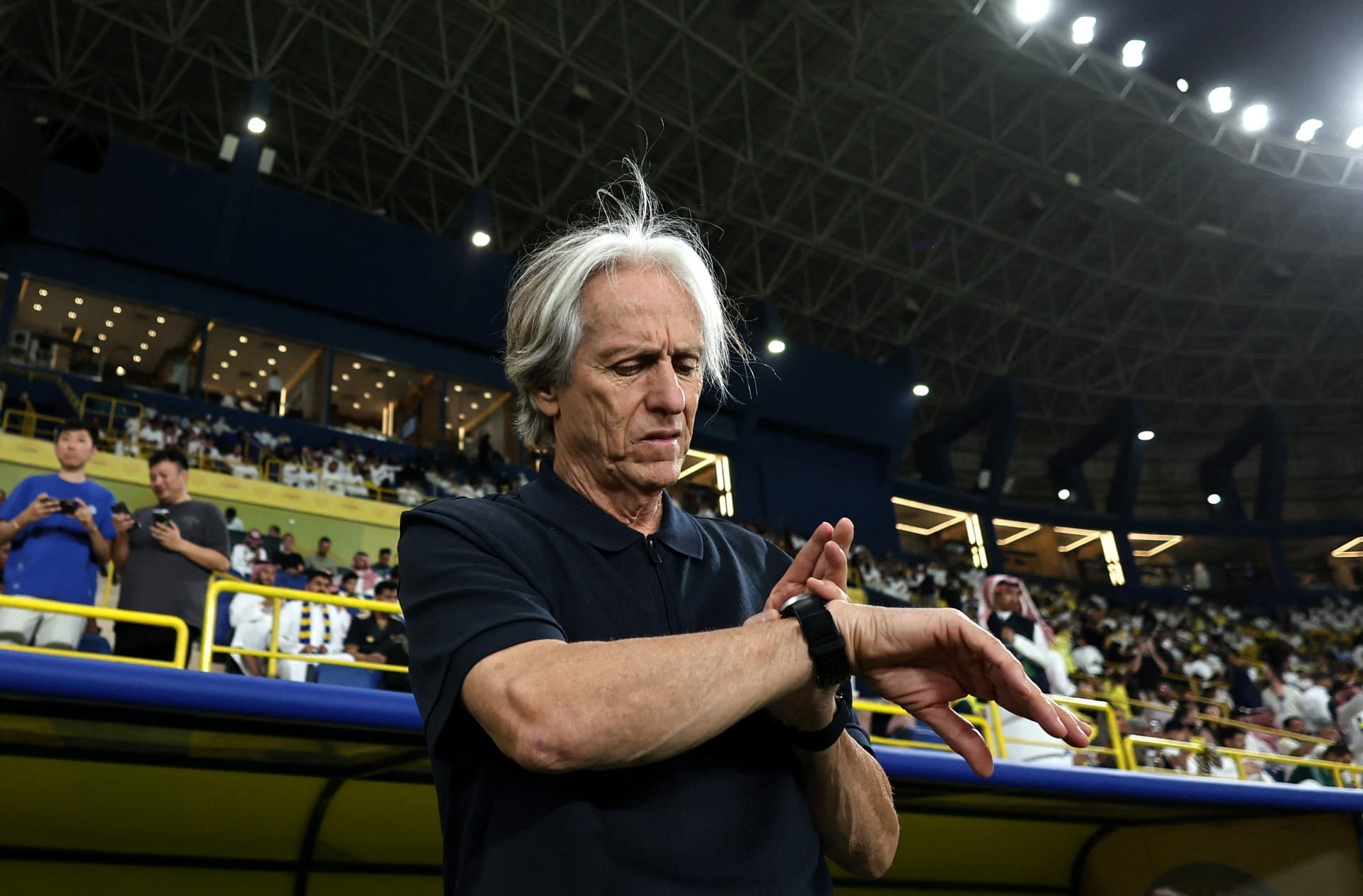 Jorge Jesus se irrita e perde o sapato ao chutar bola em direção à torcida do Al Nassr