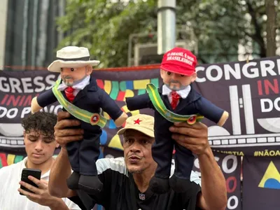 “Lulinha reborn” é vendido a R$ 100 em ato contra PEC da Blindagem na Paulista