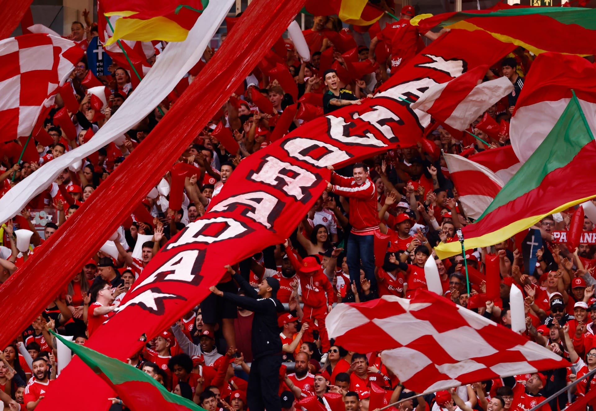 Torcida do Internacional protesta após derrota para o Grêmio no Gre-Nal