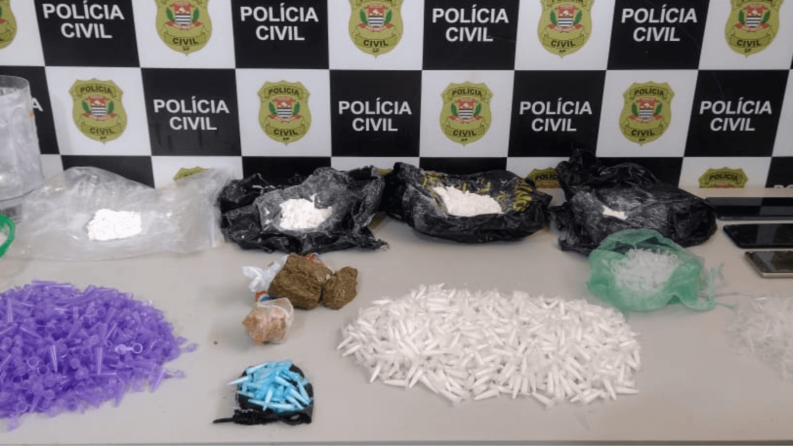 Jovem é preso com 721 pinos de cocaína, porções de maconha e crack