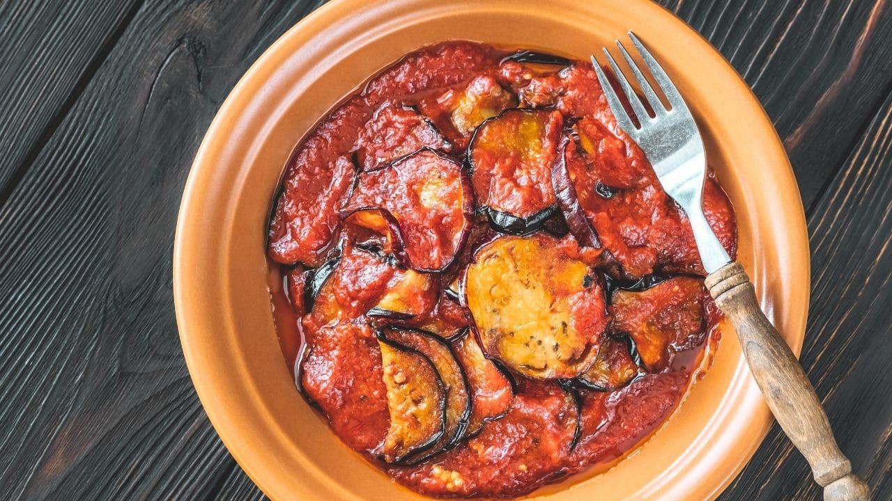 Caprese de berinjela pode ser feita na air fryer e é ótima para dias corridos