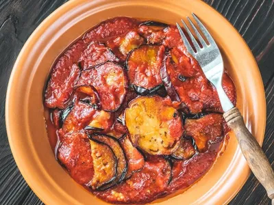 Caprese de berinjela pode ser feita na air fryer e é ótima para dias corridos