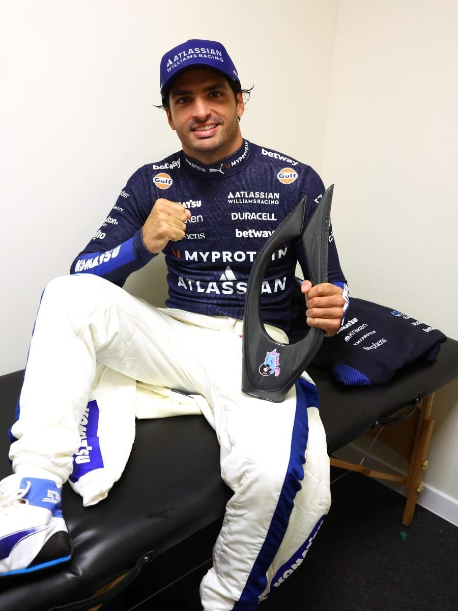 Adesivo foi parar no troféu de Carlos Sainz (Imagem: Atlassian Williams Racing)