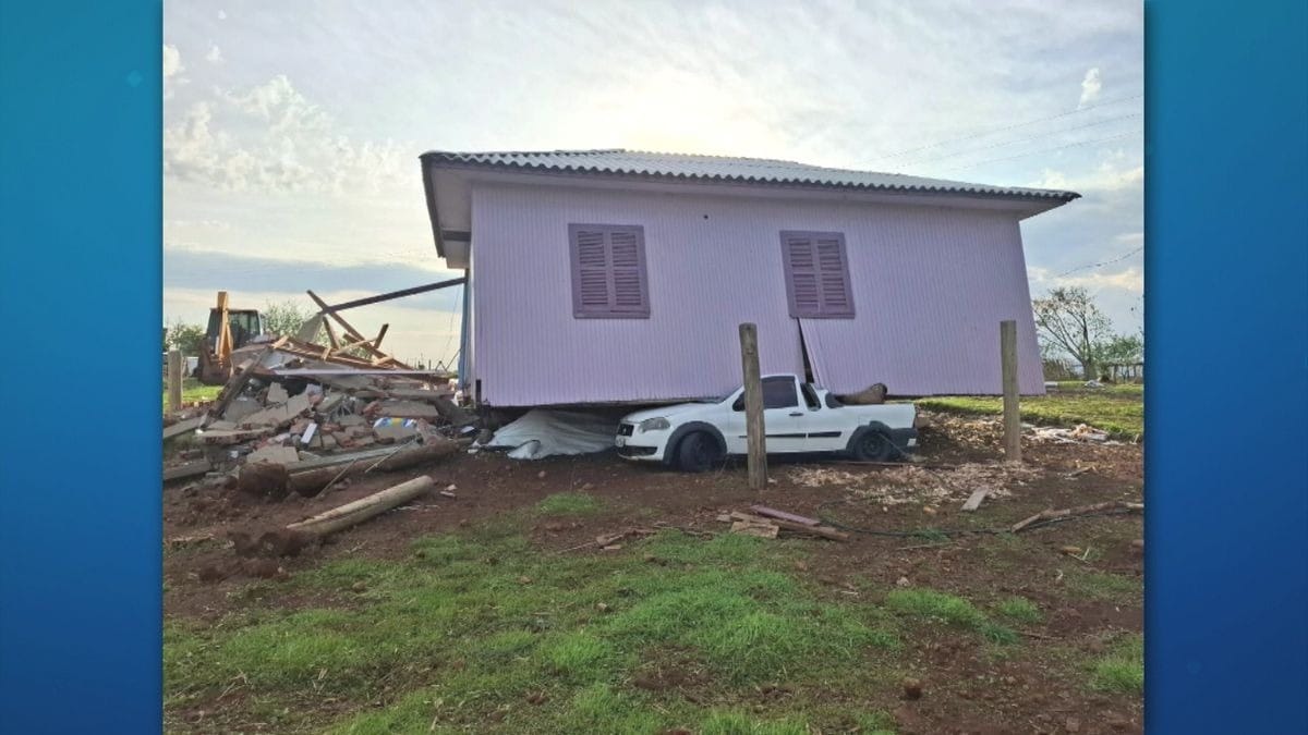 Tornado desloca casa para cima de carro em Santa Catarina