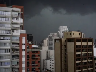 Forte chuva causa transtornos e desabamentos em Manaus (AM)