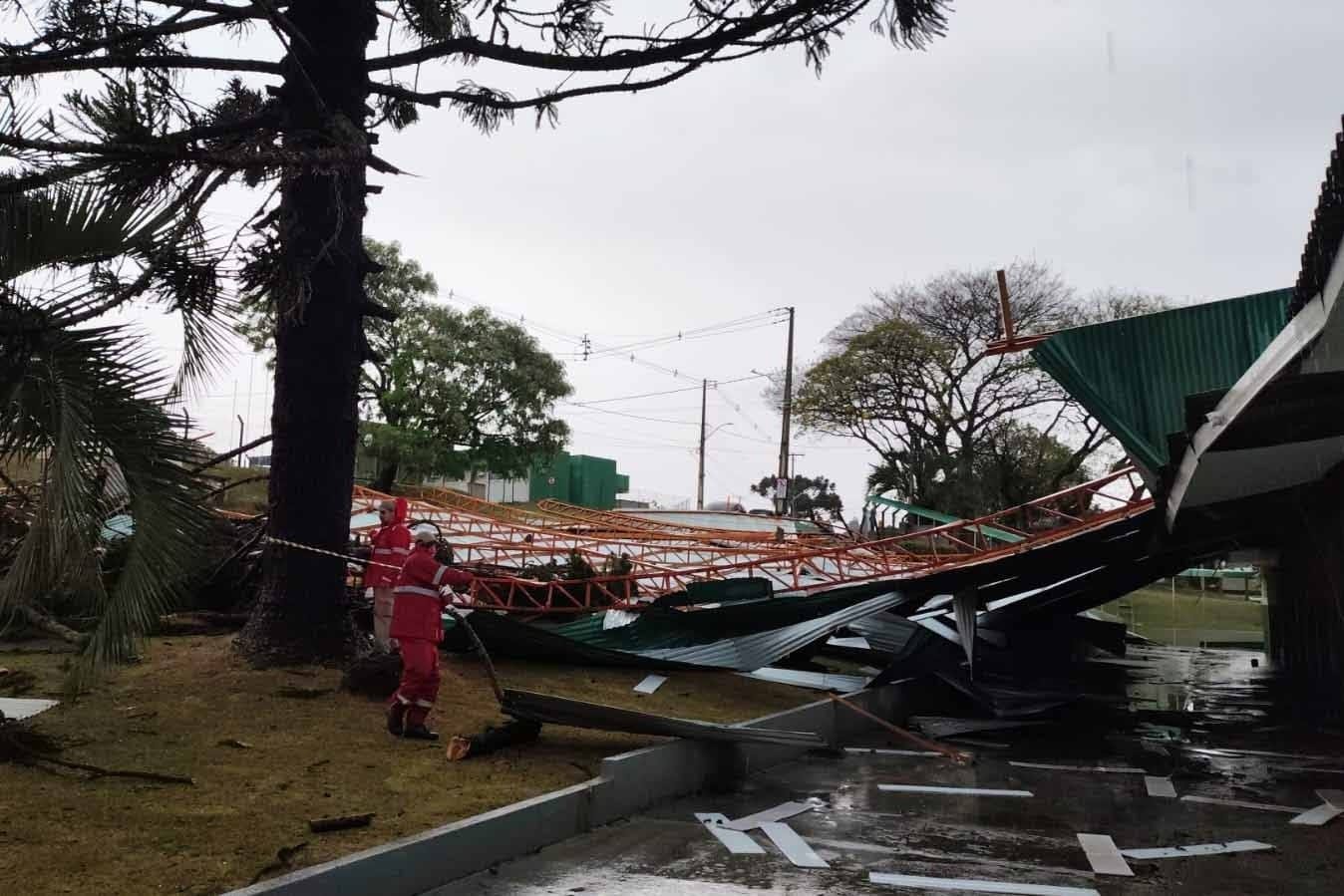 Defesa Civil atende municípios atingidos pelos temporais; ventos chegaram a 121 km/h. Ponta Grossa.