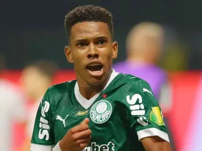 De olho na Copa do Mundo, Estêvão retorna ao Palmeiras para tratar lesão