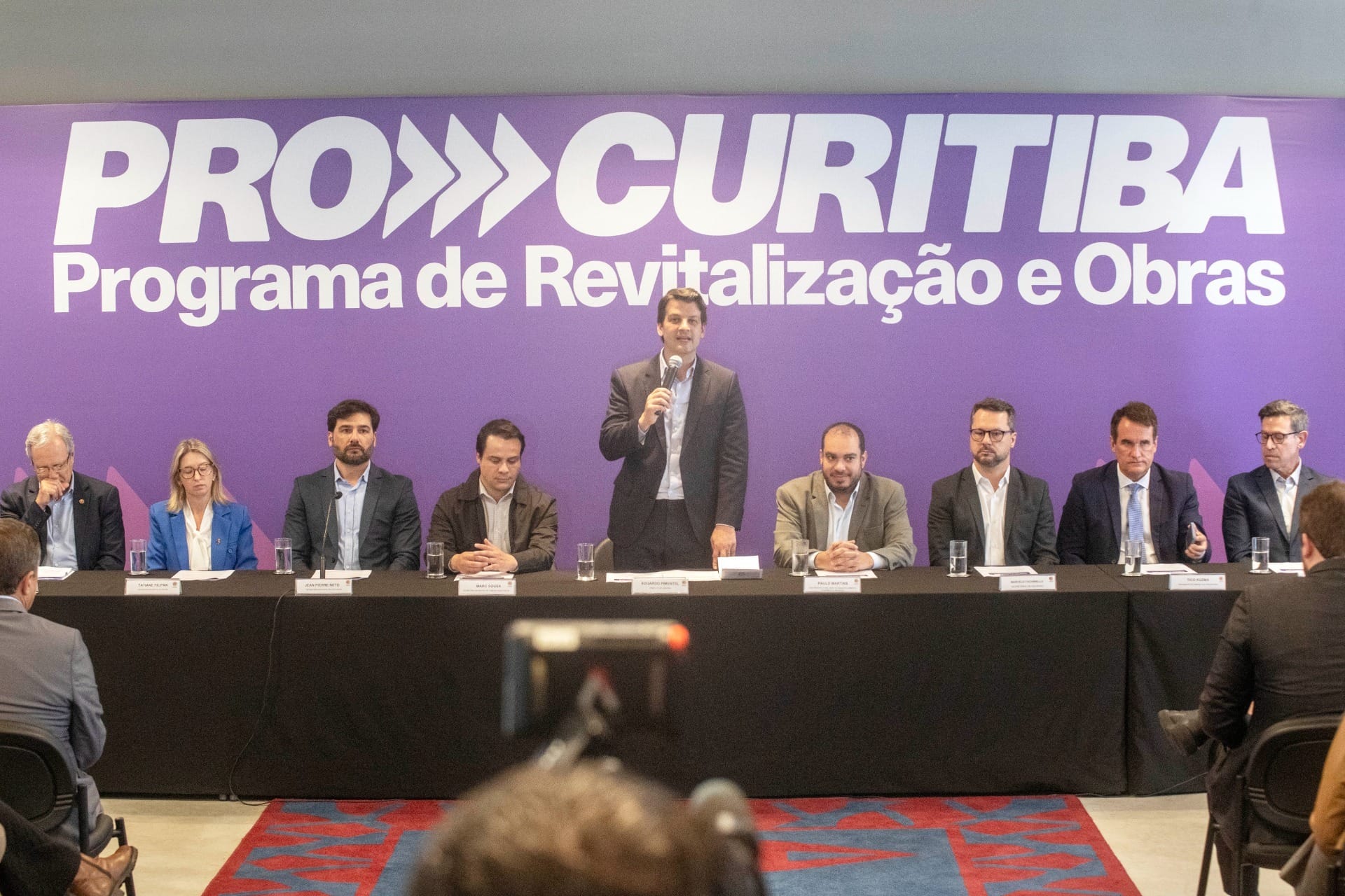 O prefeito Eduardo Pimentel, ao lado do vice-prefeito Paulo Martins e de secretários municipais, lança o Programa de Revitalização e Obras de Curitiba (PRO Curitiba), no Salão Brasil do Palácio 29 de Março. Curitiba