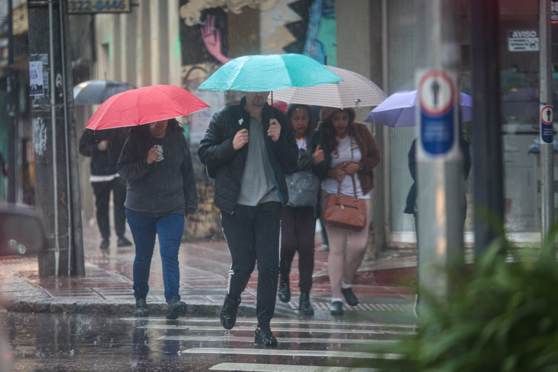 Temporais e ventos de 121 km/h causam estragos no Paraná e marcam fim do inverno