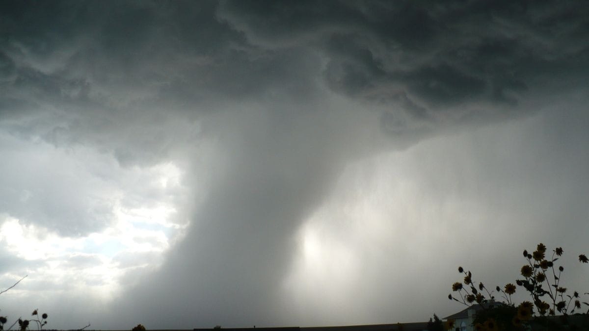 Qual é a diferença entre tornado e furacão? Entenda