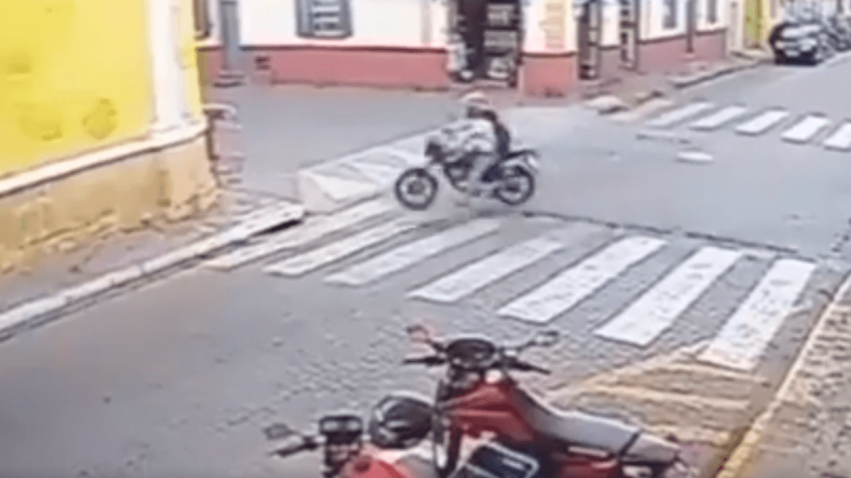 Motociclista perde controle do veículo e bate em muro em São Luiz do Paraitinga; veja vídeo