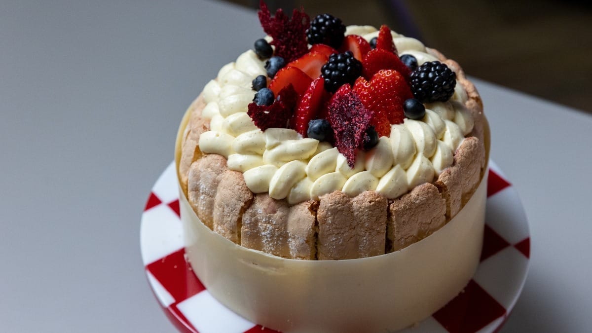 Charlotte de frutas vermelhas | Band Receitas