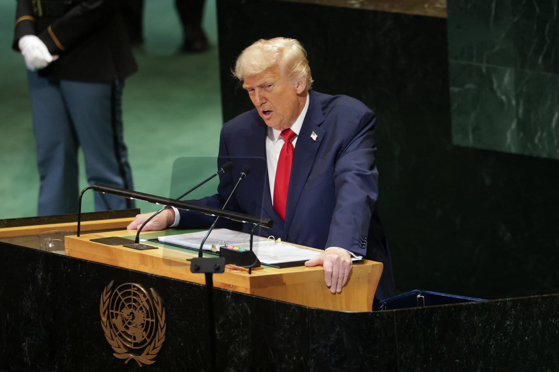 Trump abraça Lula, fala em ‘química boa’ e diz que líderes vão se reunir semana que vem