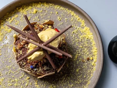 Gateaux de caqui e chocolate com sorvete butiá | Band Receitas