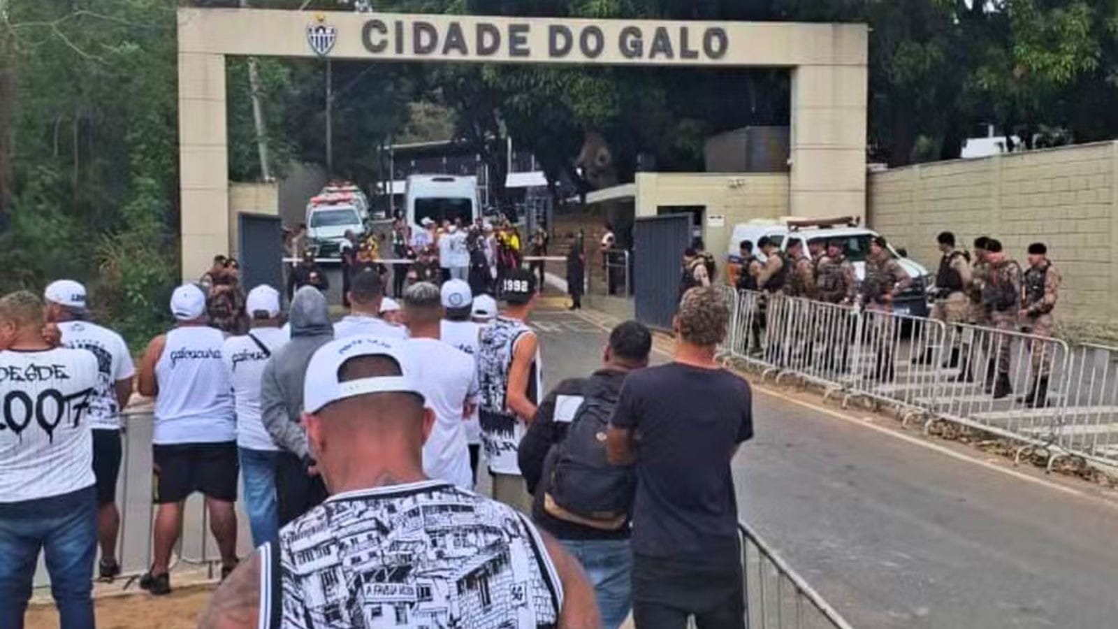 Organizada do Atlético-MG protesta e conversa com jogadores na Cidade do Galo