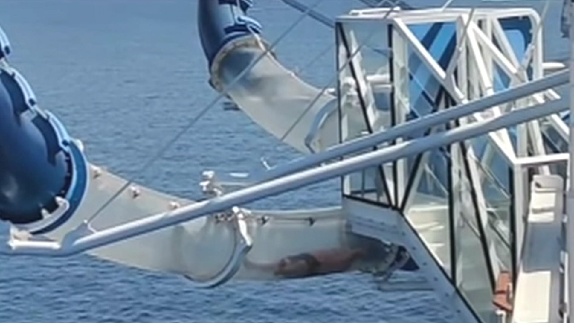 Vídeo: Mulher fica presa em toboágua no Alaska