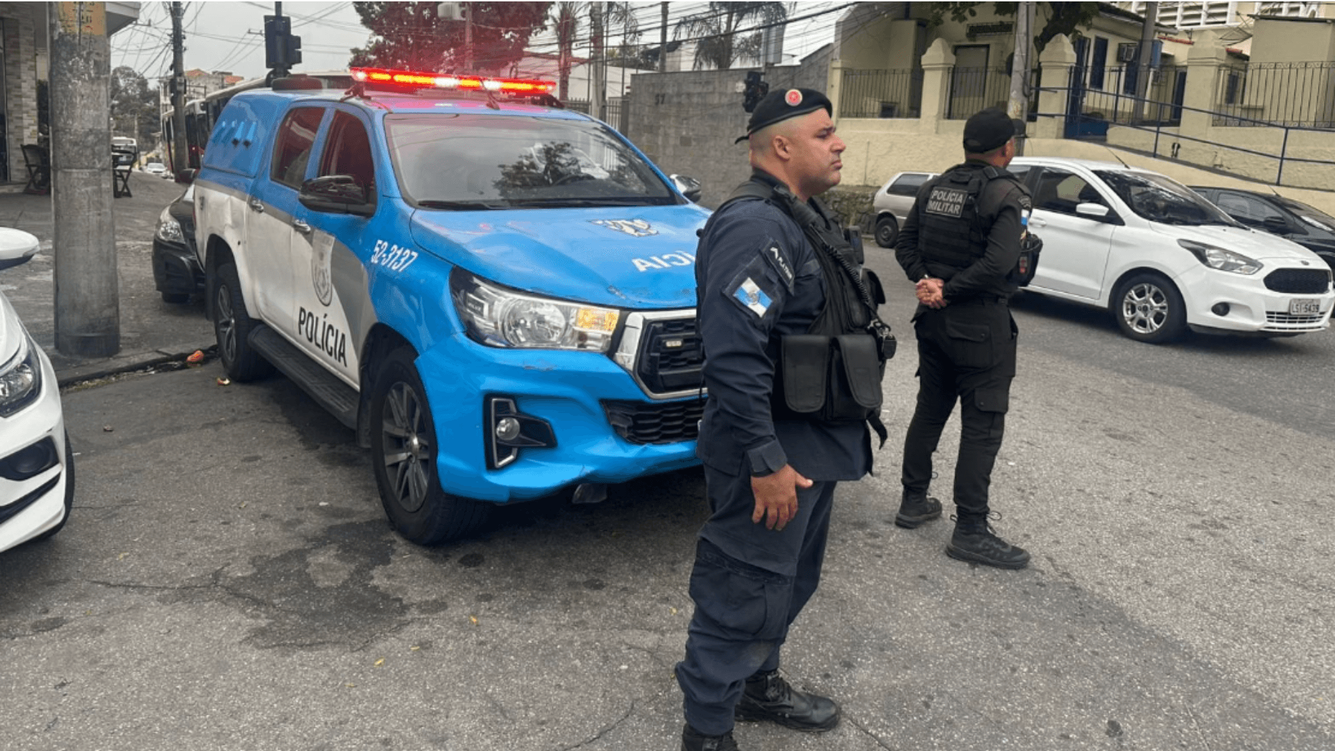 Homem é preso na Gardênia Azul, na Zona Sudoeste do Rio, durante patrulhamento da PM