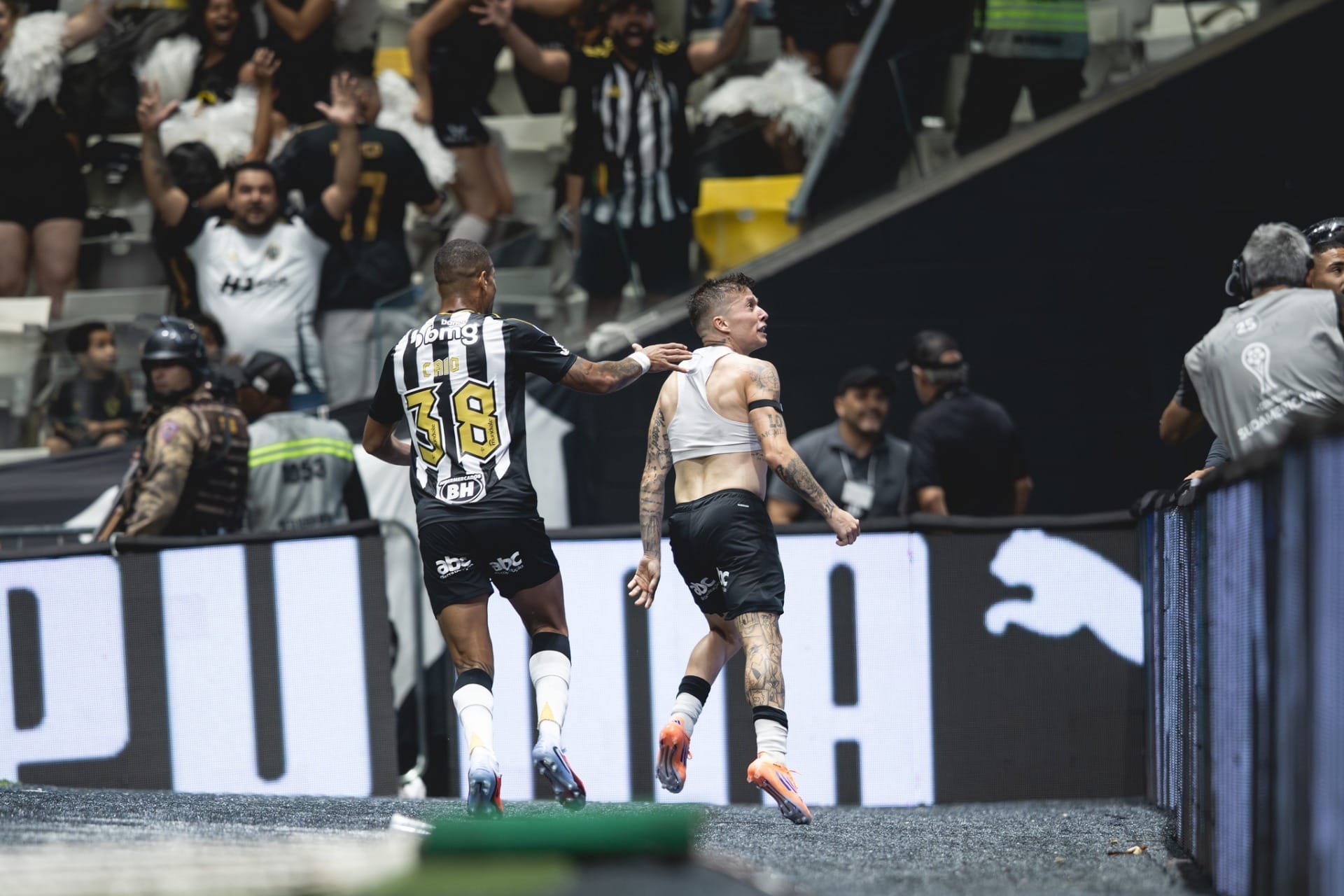 Atlético-MG elimina Bolívar com gol de Bernard de cabeça, nos acréscimos