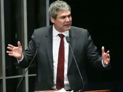 Líder do PT pede à PF investigação contra Flávio, Eduardo e Nikolas