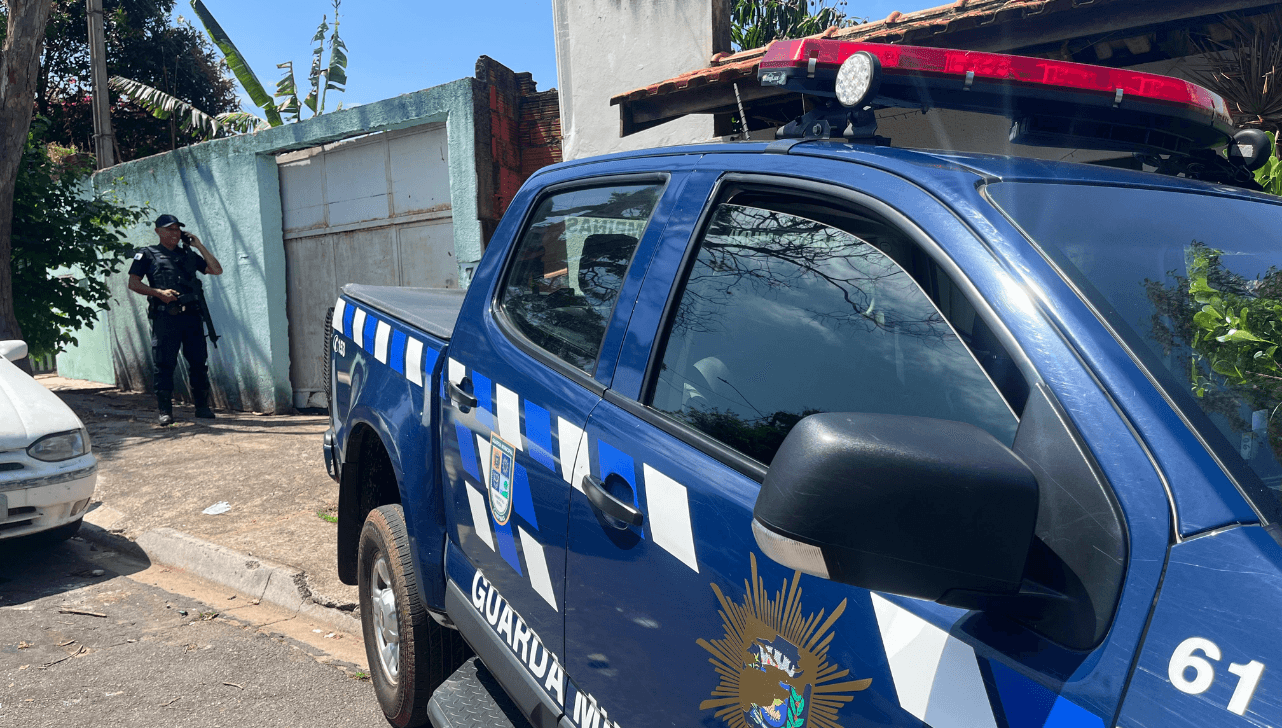 A vítima foi esfaqueada em frente de casa