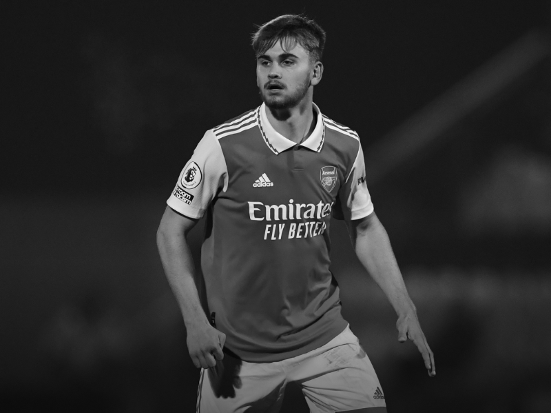 Atacante ex-Arsenal morre após sofrer lesão cerebral em campo