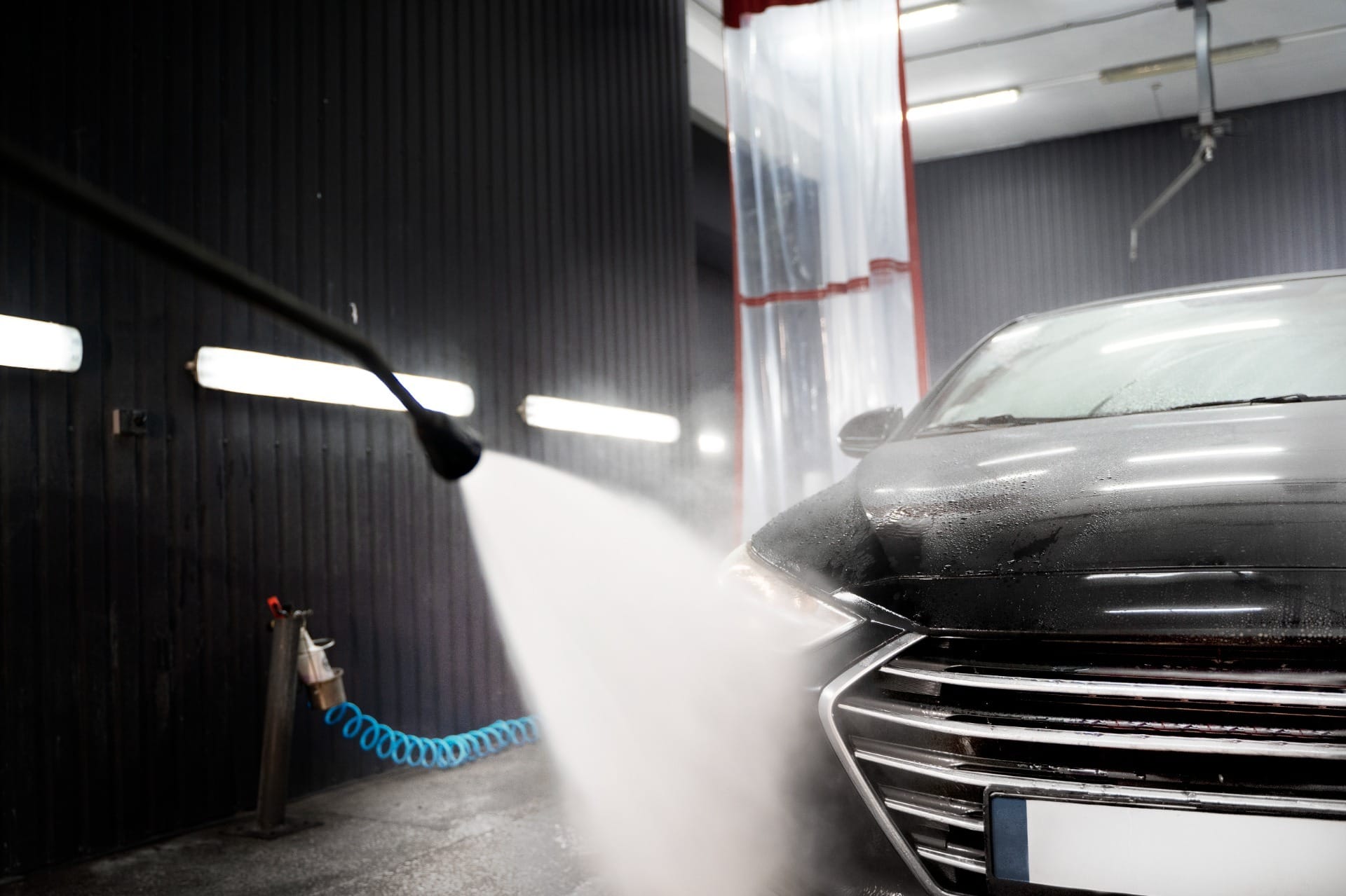 A lavadora de alta pressão pode ser usada para limpar carros, calçadas e piscinas. / Foto: Freepik
