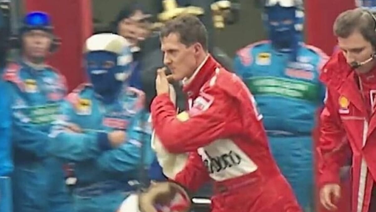 Michael Schumacher em direção aos boxes da McLaren para brigar com David Coulthard