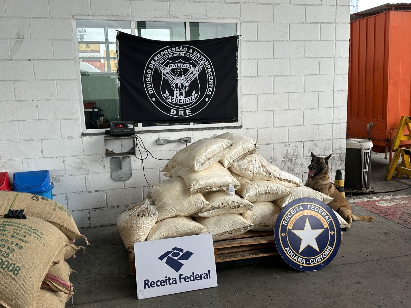 Polícia Federal e Receita Federal apreendem cerca de meia tonelada de cocaína no Porto do Rio