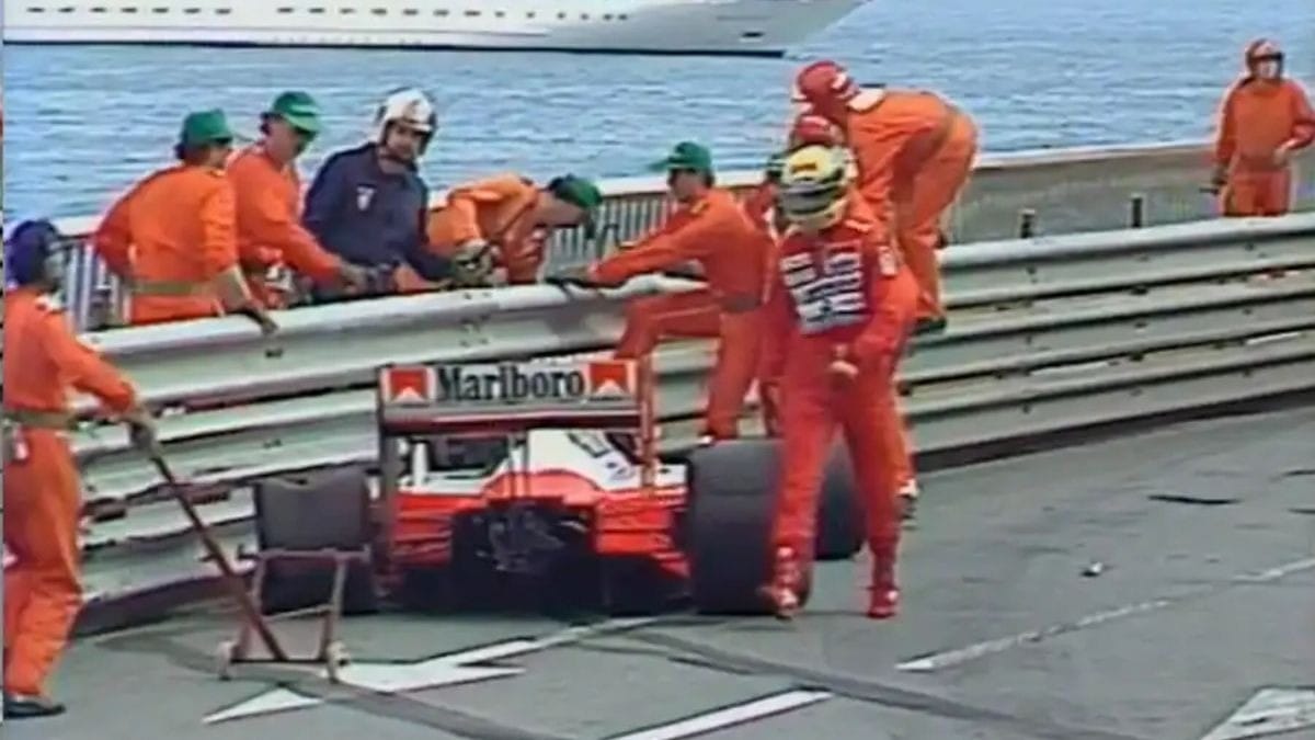 Senna vai para casa, Alonso toma sol: os abandonos que entraram