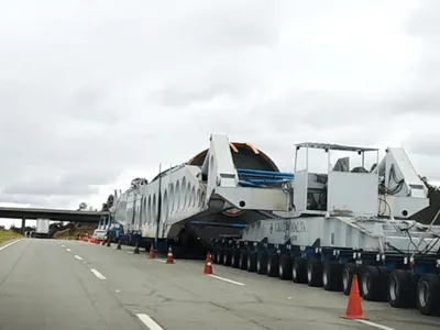 Rodovia D. Pedro I recebe operação para passagem de megacarreta na noite desta sexta (26)