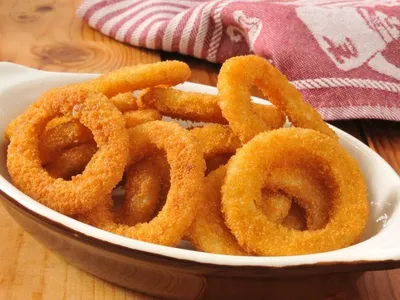 Como fazer onion rings? Copie a receita de restaurante famoso
