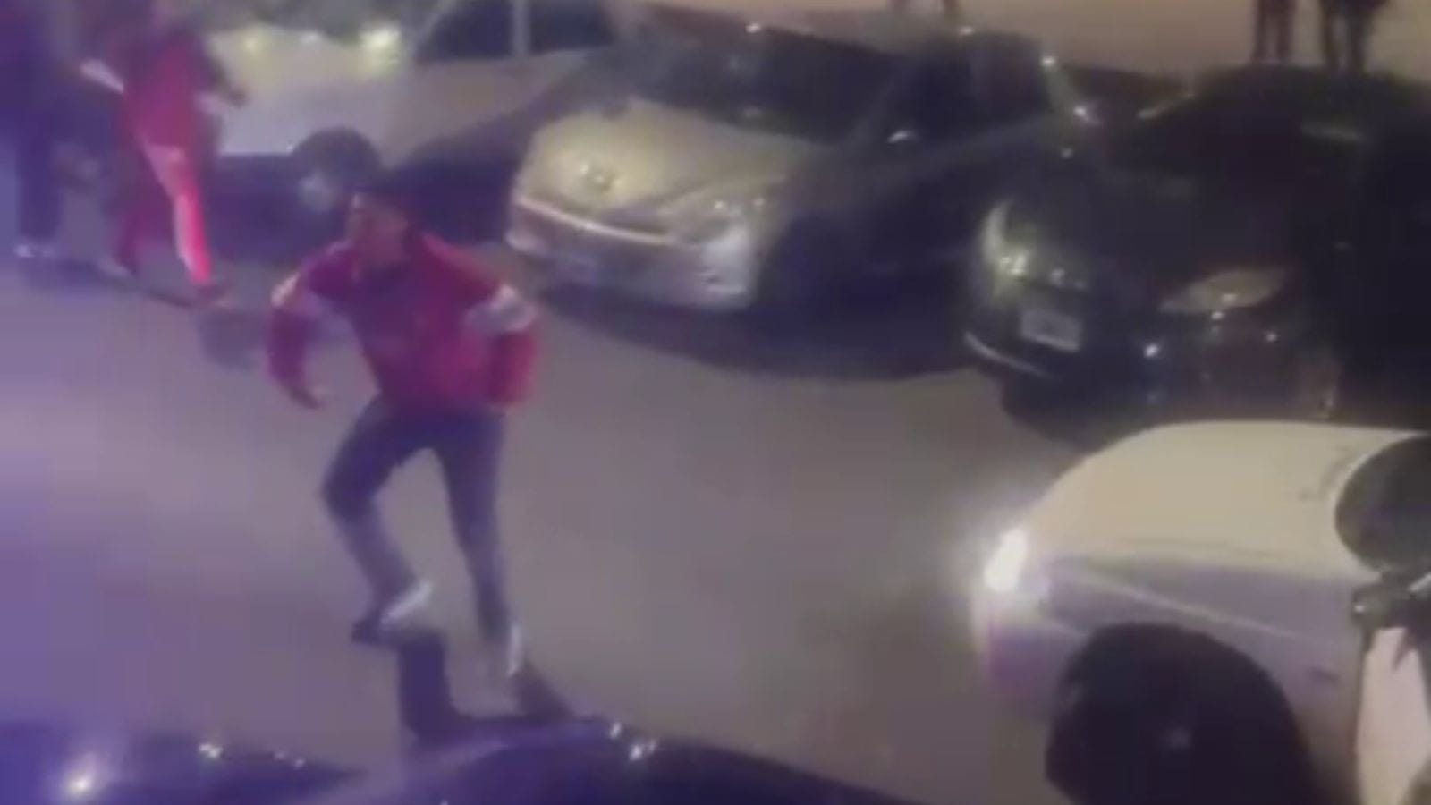 Torcedores do Estudiantes imitam macaco em recepção aos jogadores do Flamengo; assista