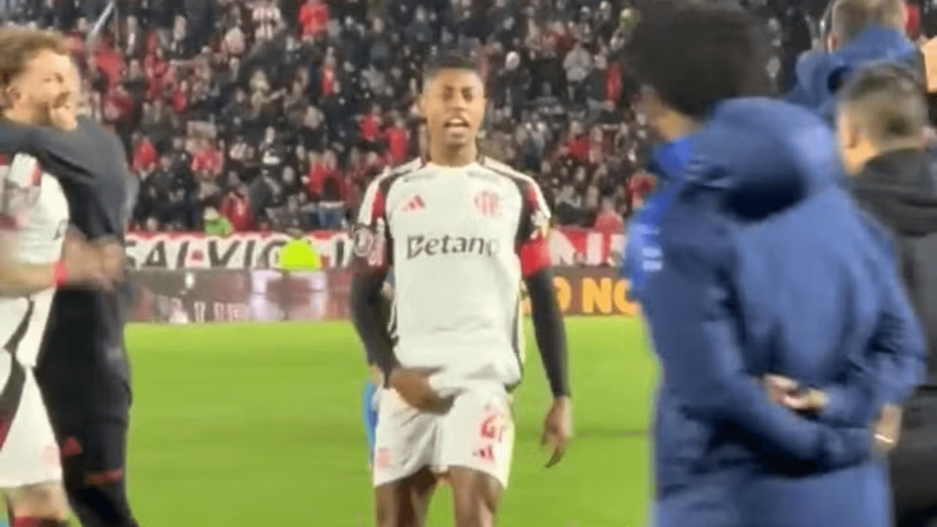 Conmebol abre processo contra Bruno Henrique por gesto obsceno em jogo da Libertadores