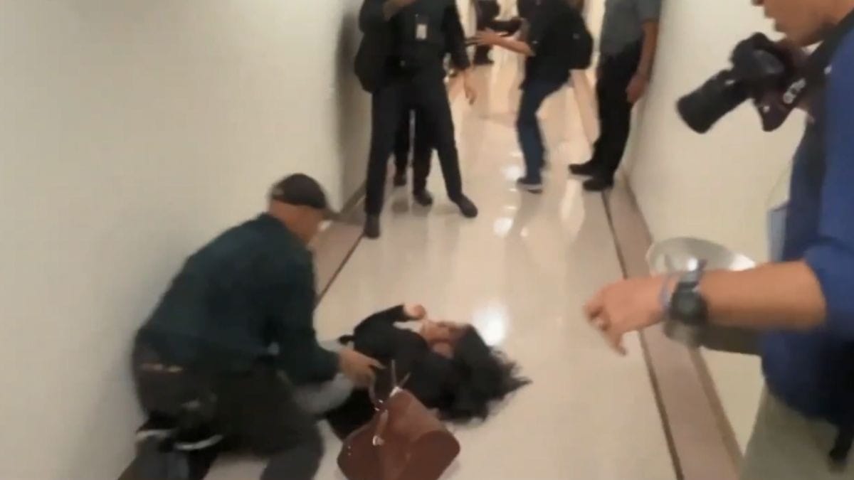 Vídeo: policial agride imigrante na frente dos filhos em tribunal nos EUA